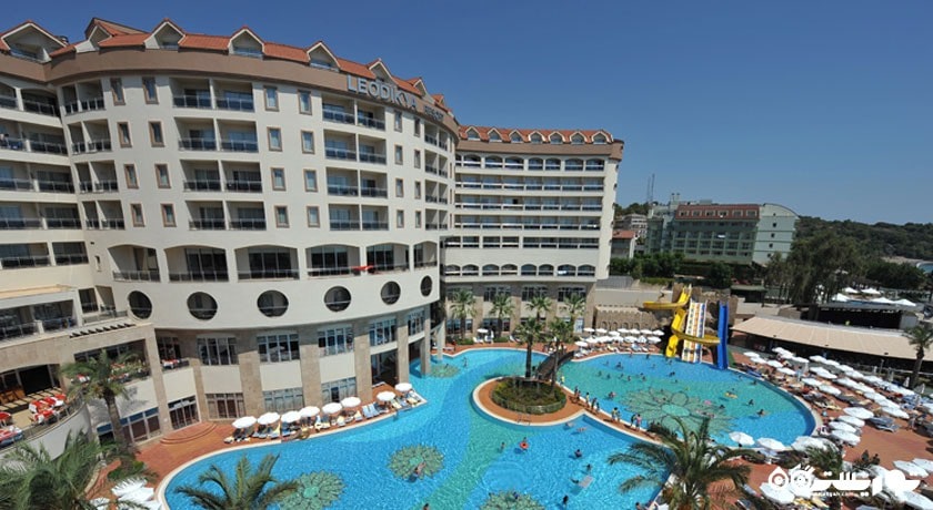 نمای کلی استخر و هتل